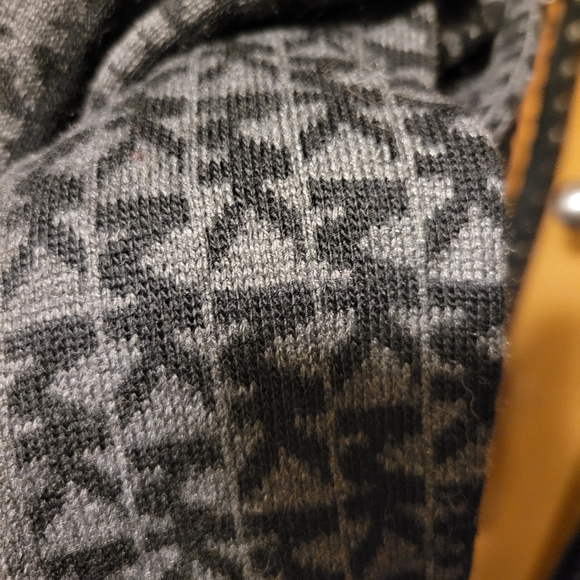 Michael Kor's MK Patterned Black And Grey Scarf - Picture 8 of 9